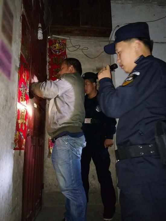 宁夏区粗心妈妈误将幼女锁家中 民警全城寻开锁师傅开门